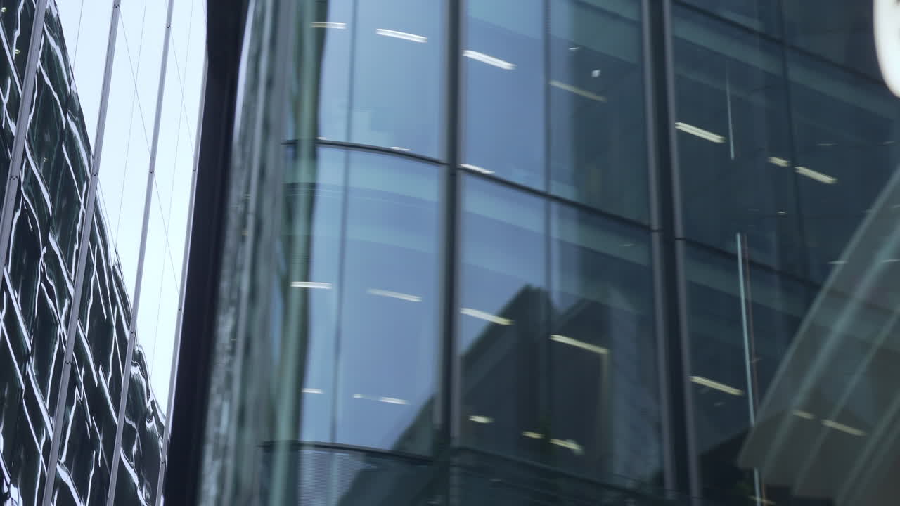 Plano sequência lento de edifícios de vidro na City de Londres