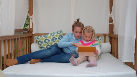 Brother-and-sister-playing-on-the-tablet