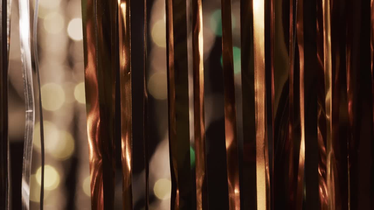 video de rayas metálicas y puntos de luz bokeh multicolores parpadeantes con espacio para copiar