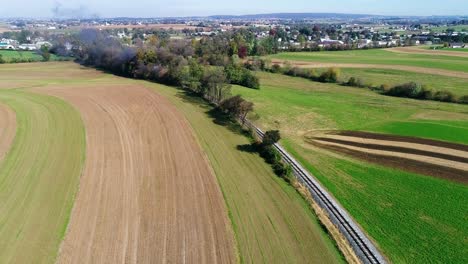 Dampfpersonenzug,-Der-Rauch-Entlang-Der-Amischen-Landschaft-Schnauft,-Wie-Von-Einer-Drohne-Gesehen