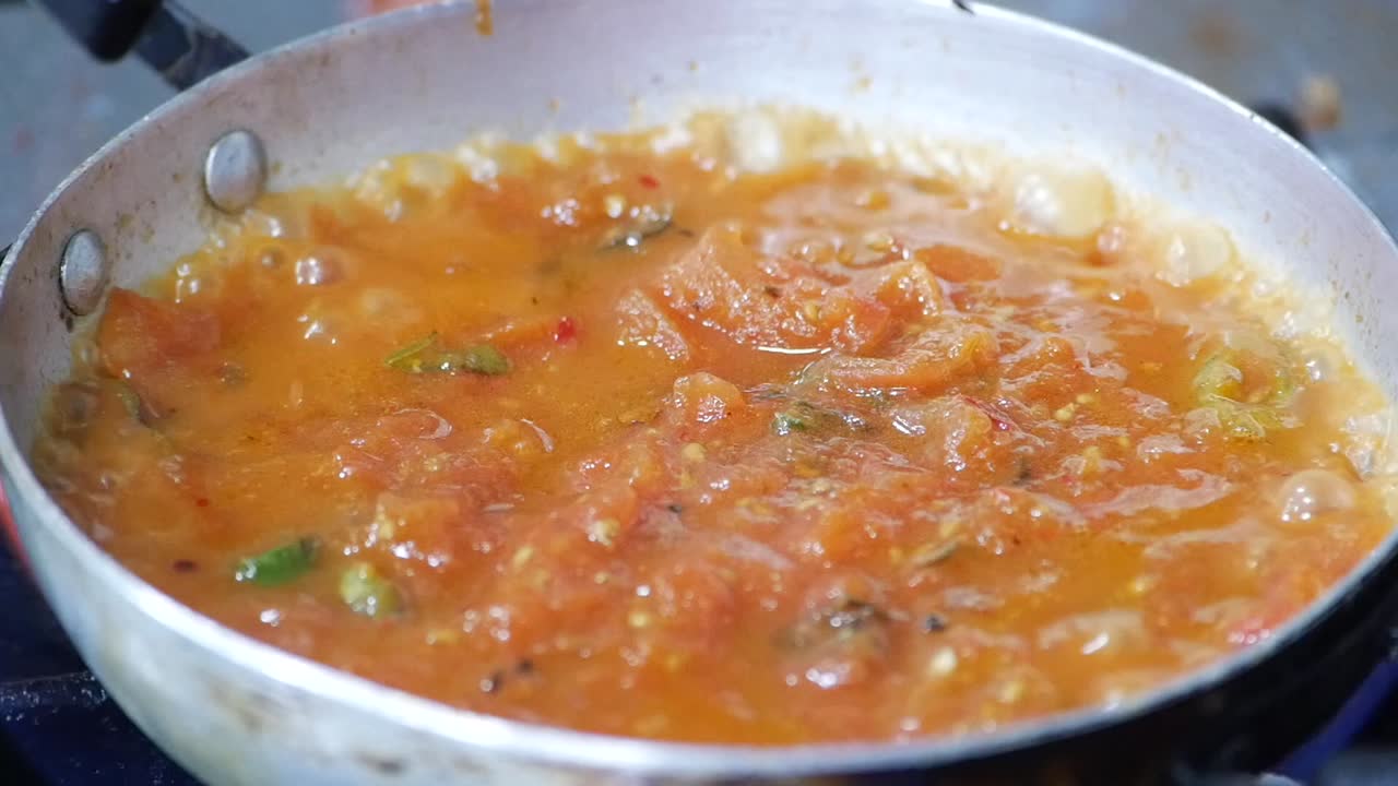 salsa de tomate cocinada en una sartén