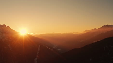 Pintoresca-Y-Cálida-Puesta-De-Sol-Sobre-Los-Alpes-Italianos-En-Invierno