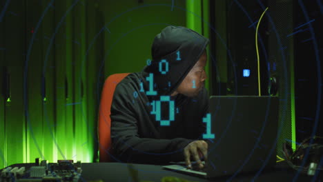 animación de codificación binaria sobre hacker masculino afroamericano con computadora y servidores de computadora