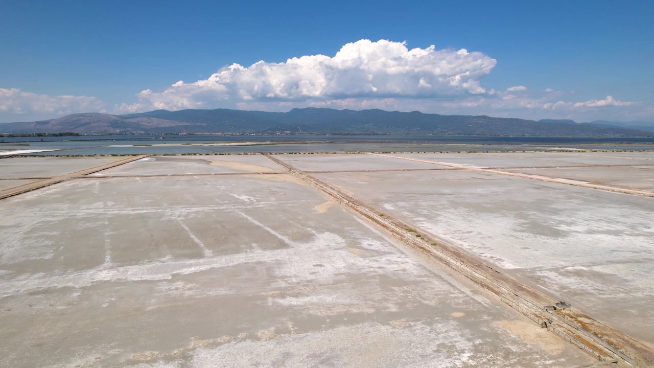 Salinas de Messolonghi, Movimento Aéreo de Câmera, Campos de Produção de Sal em Tourlida, Paisagem Ambiental, Grécia.