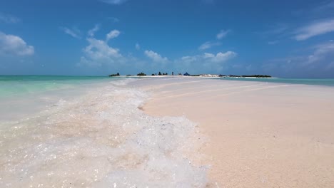 Nahaufnahme-Von-Wellen,-Die-Auf-Weißem-Sand-Krachen-Und-Spritzen,-Kristallklares-Meerwasser-Auf-Tropischem-Strandhintergrund