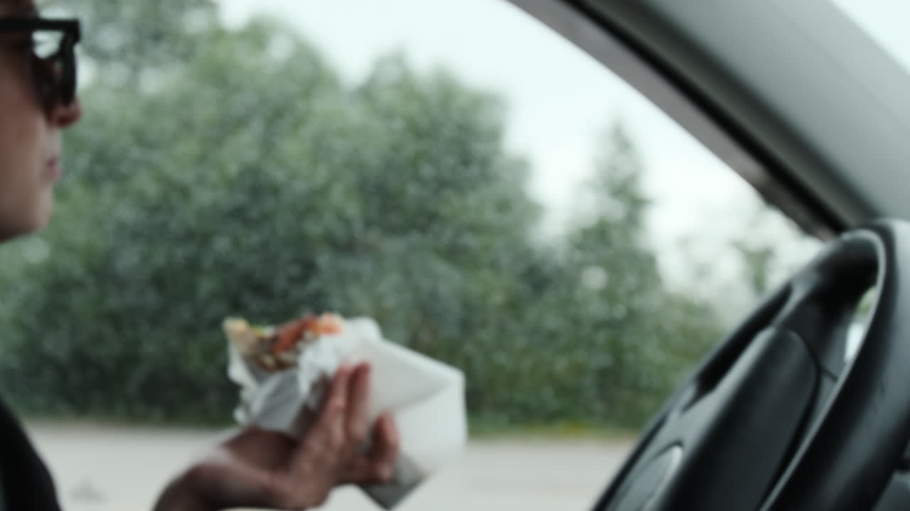 짧은 머리카락을 가진 소녀가 밴을 운전하고 있습니다.