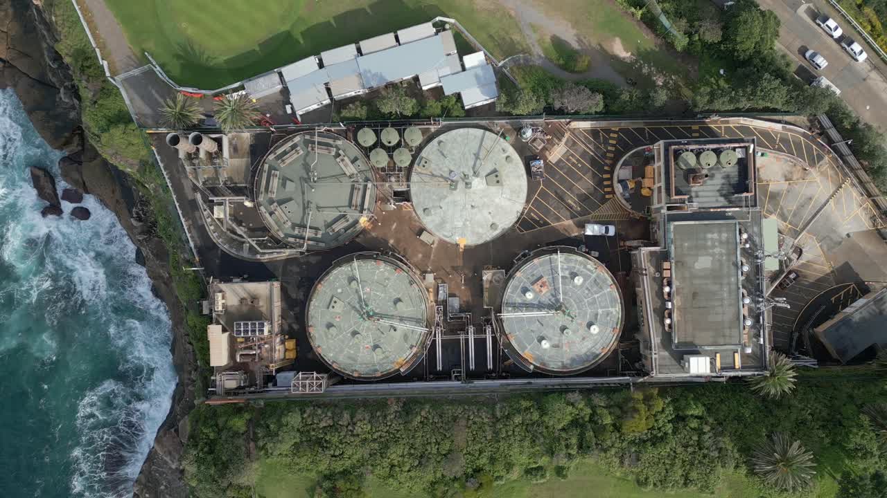 수처리 시설, 폐수 처리 장소, 화학물질 및 오염물질을 제거하기 위해