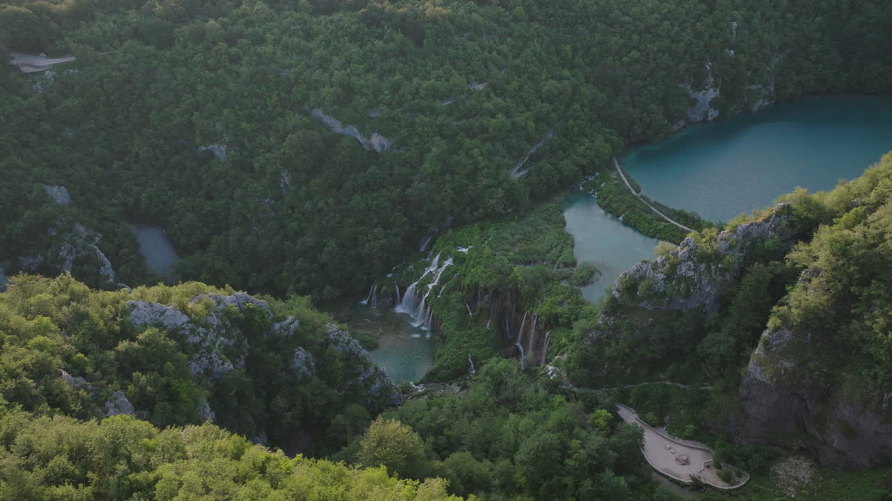 toma aérea del parque nacional del lago plitvice en croacia, europa-11