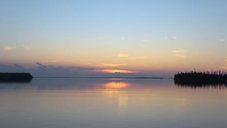espléndida y colorida escena de puesta de sol en un lago tranquilo en canadá