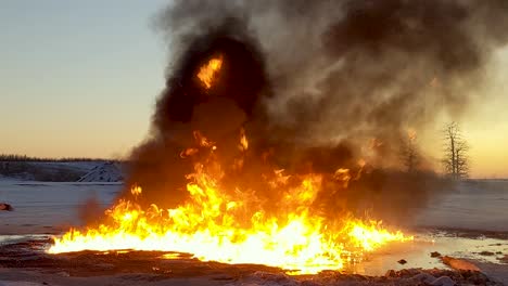 Massive-Flammen,-Dicke-Schwarze-Rauchschwaden-Füllen-Den-Himmel,-Während-Eine-Ölpest-Auf-Die-Effizienteste-Weise-Beseitigt-Wird