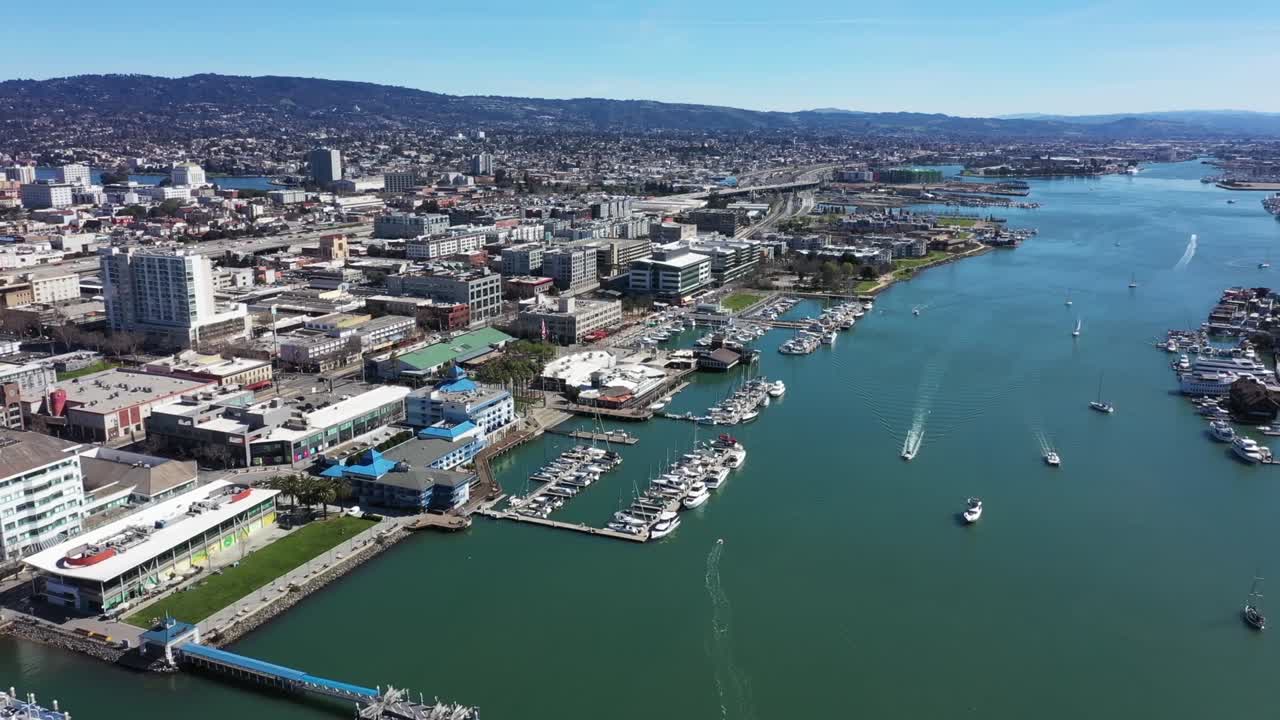 video aéreo con vista al puerto interior de oakland y al área de jack london square desde 500&#x27; hacia arriba y moviéndose hacia adentro y hacia abajo