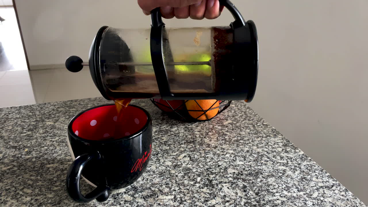 컵 에 넣은 프렌치 프레스 커피