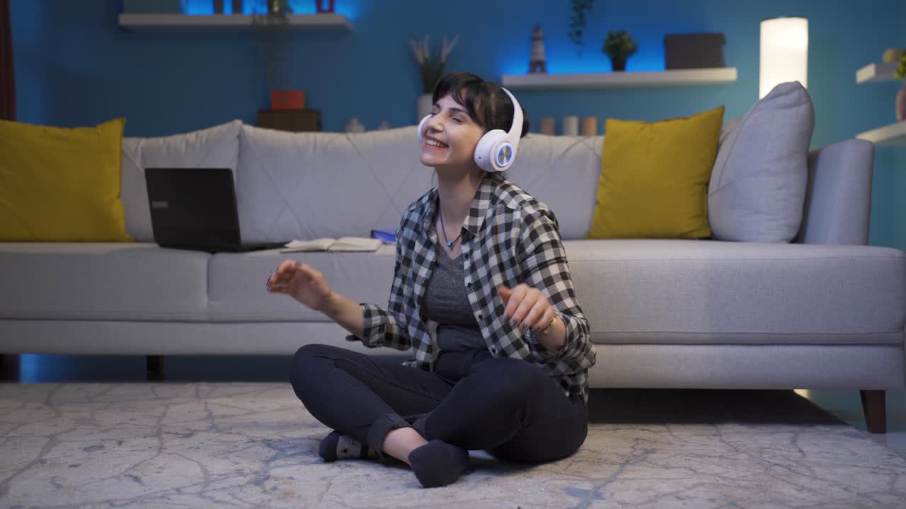 헤드폰으로 음악을 듣는 행복한 여성.