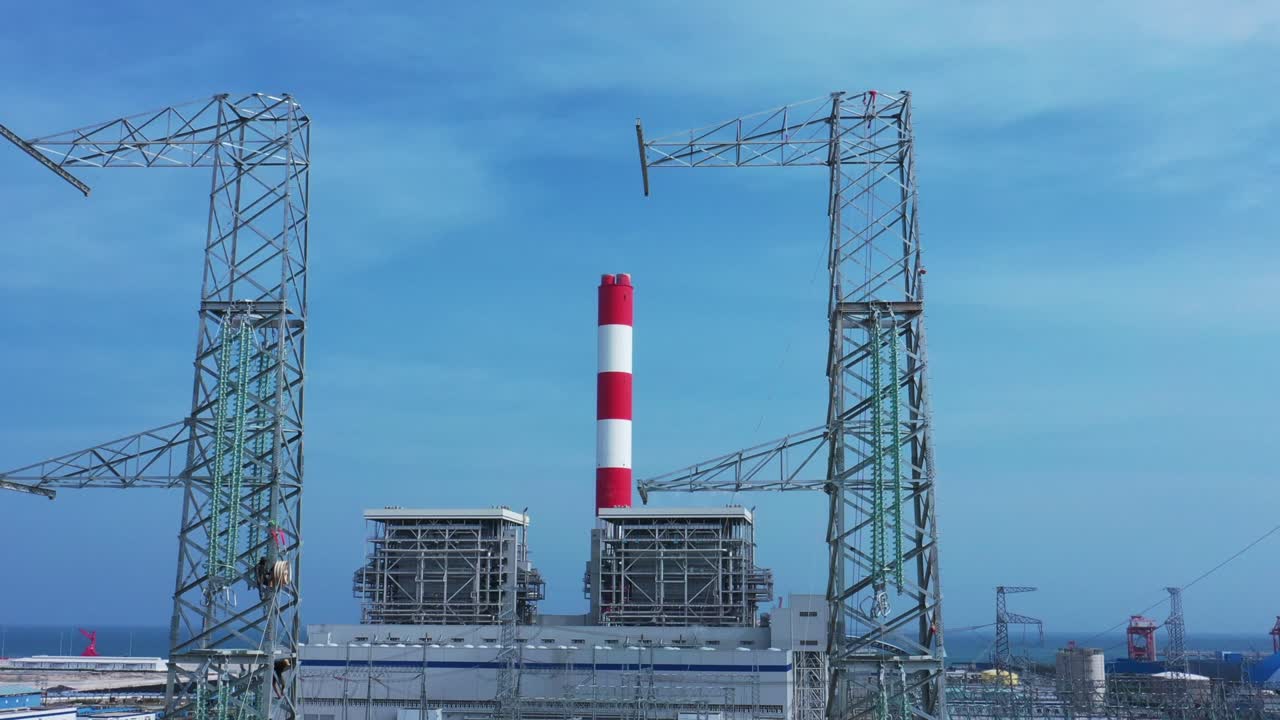 산업단지에 전기를 배포하기 위해 사전 제작 된 유리 단열기를 가진 고전압 전력 타워의 드론 영상 - 개발 및 산업화 개념