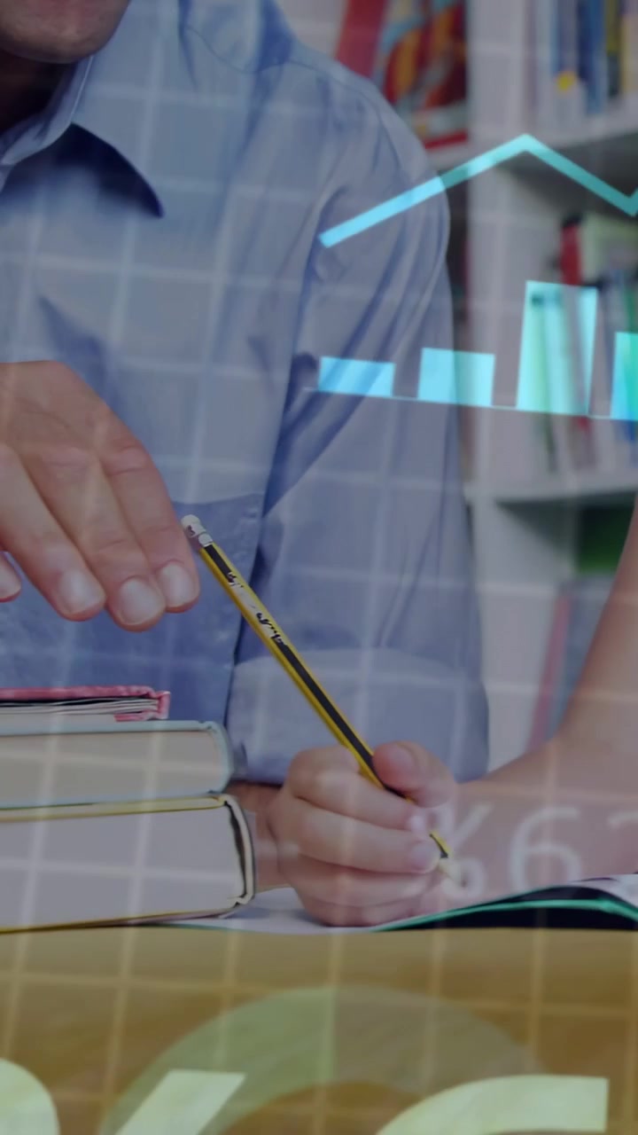 Video vertical: Niño alcanzando un lápiz, tutor guiando la mano durante la tutoría, animando gráficos.