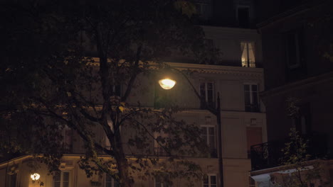 Nieselregen-In-Der-Nacht,-Herbst-In-Der-Stadt,-Blick-Auf-Häuser-Und-Laternen-Draußen