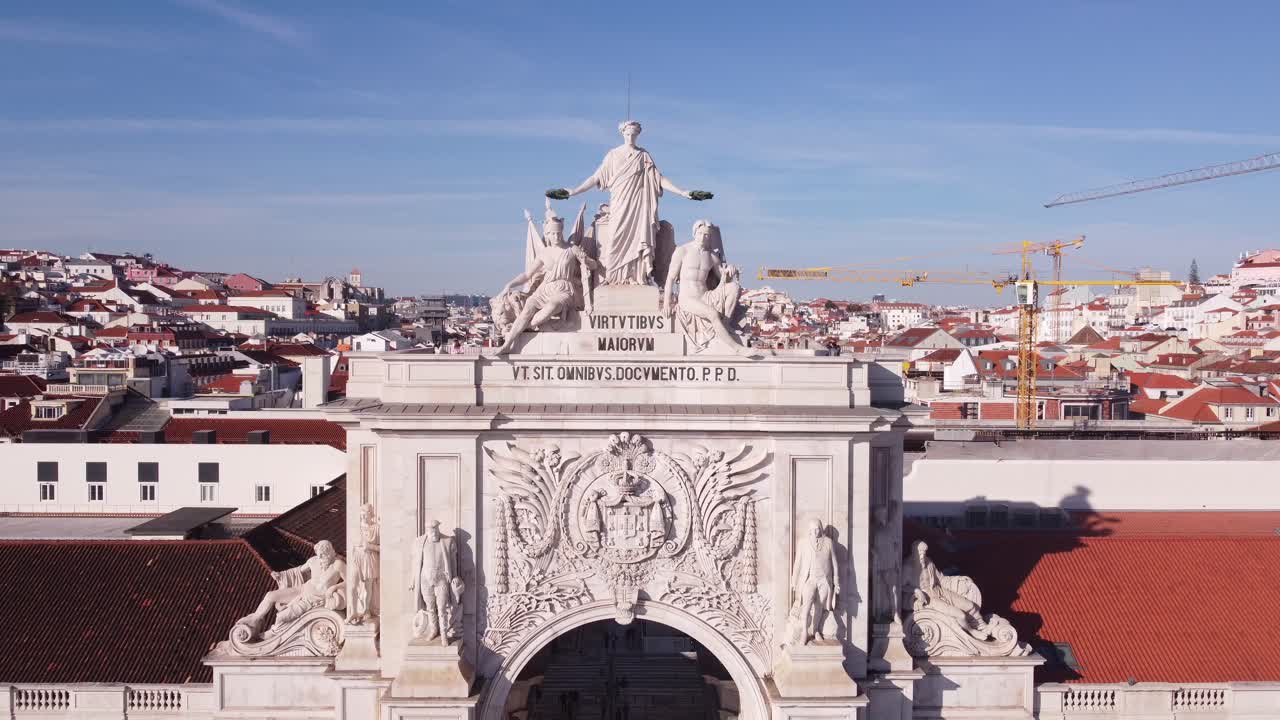 Arco da Rua Augusta, Lisbona, Portogallo, filmato in primo piano da drone in una giornata invernale luminosa e soleggiata.