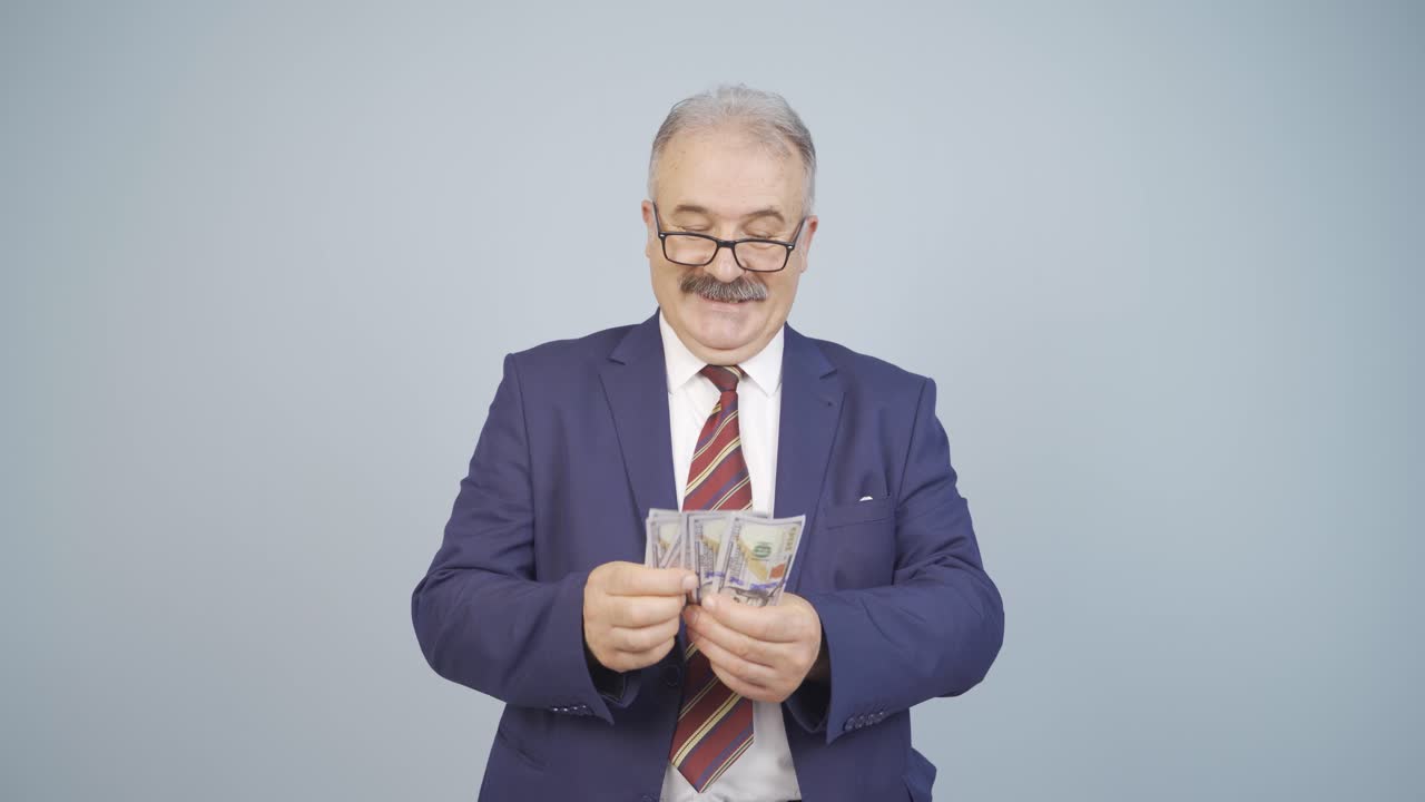 부유한 사업가가 돈을 세고 있습니다.