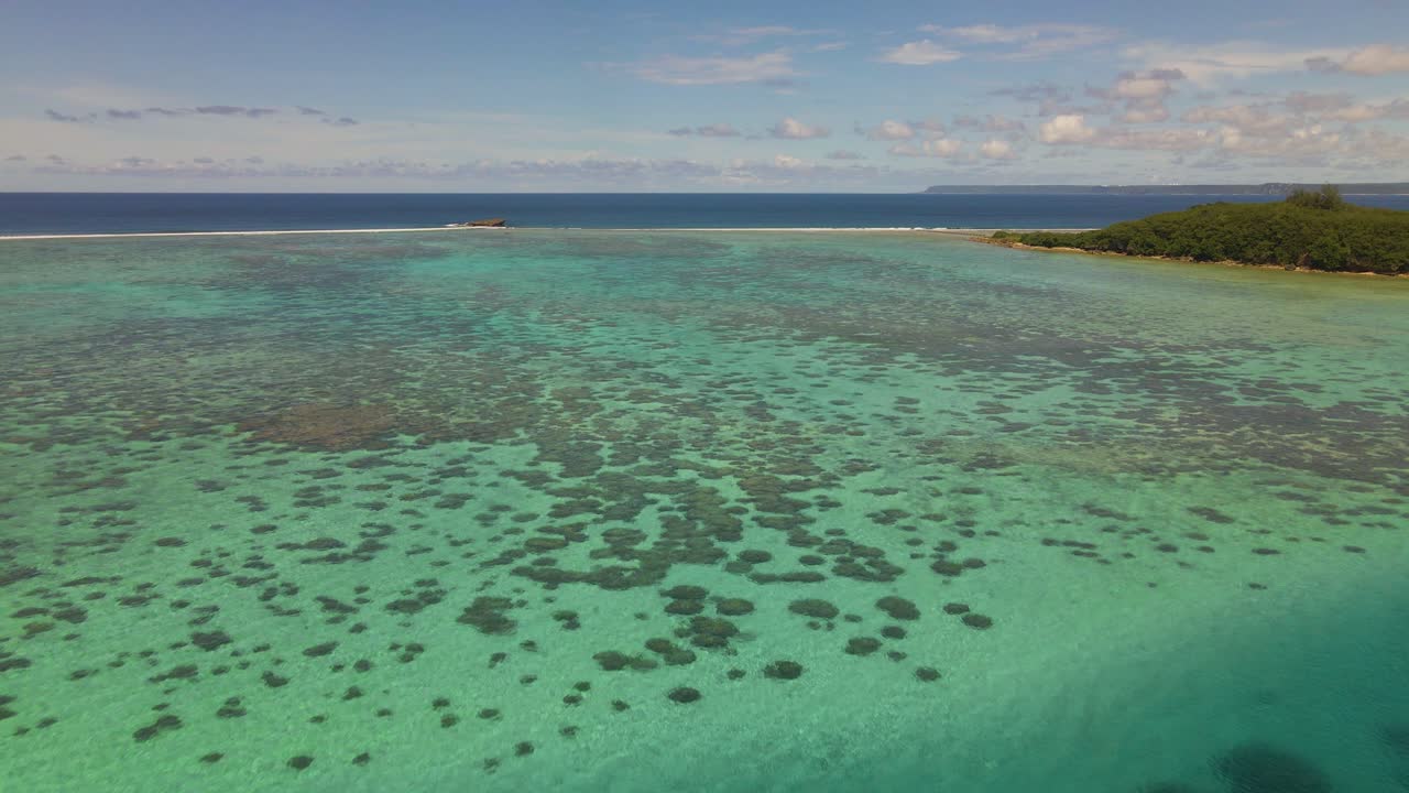 disparo de drones volando sobre el coral de una bahía poco profunda en una isla tropical