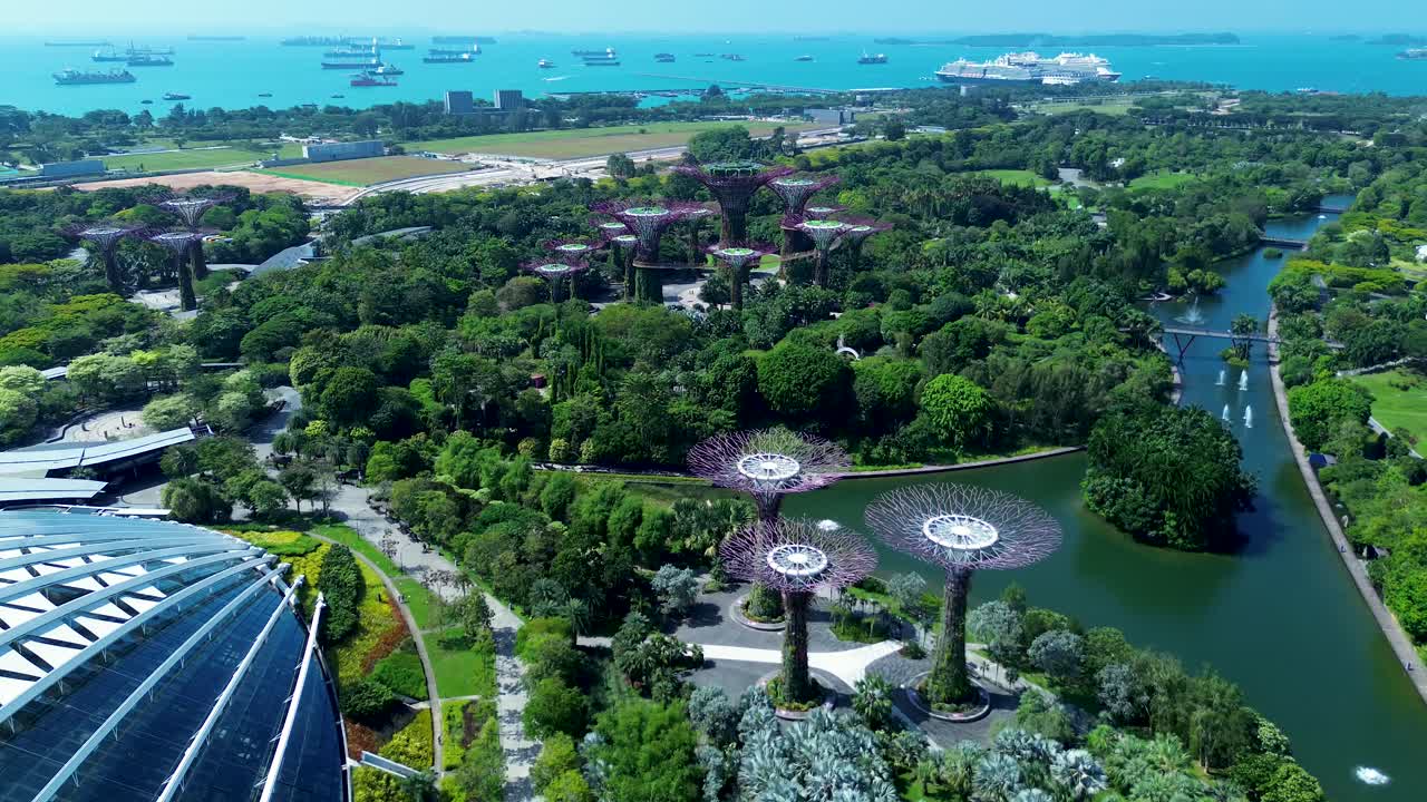 해변에 있는 마리나 가든스 (gardens by the bay), 자연 공원 (nature park), 나무 (trees), 강 (river), 호수 (lake), 꽃 (flower dome), 싱가포르 (singapore), 도시 (city), 관광 (sightseeing), 여행 (travel), 아시아 (asia), 항구 (harbour), 선박 (ship)