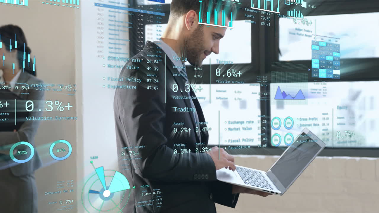 animación del procesamiento de datos sobre diversas personas de negocios en la oficina