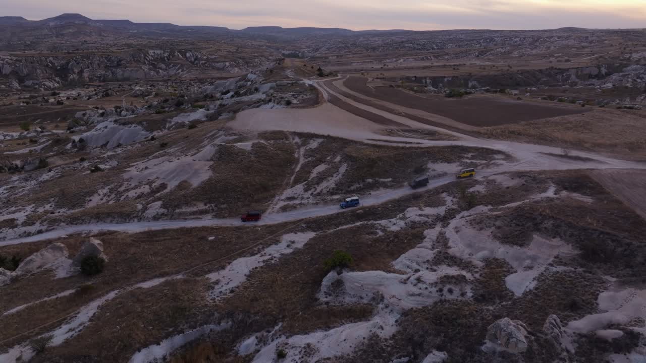 Viaggio fuoristrada tra le rocce della valle bagnate dal bagliore del tramonto, Turchia