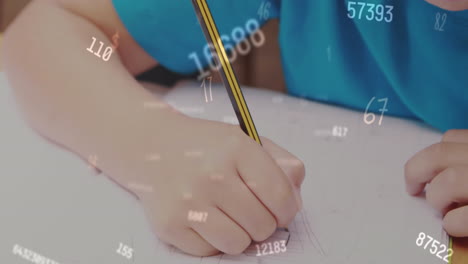 animación de números y símbolos cambiantes sobre estudiantes caucásicos escribiendo en un libro