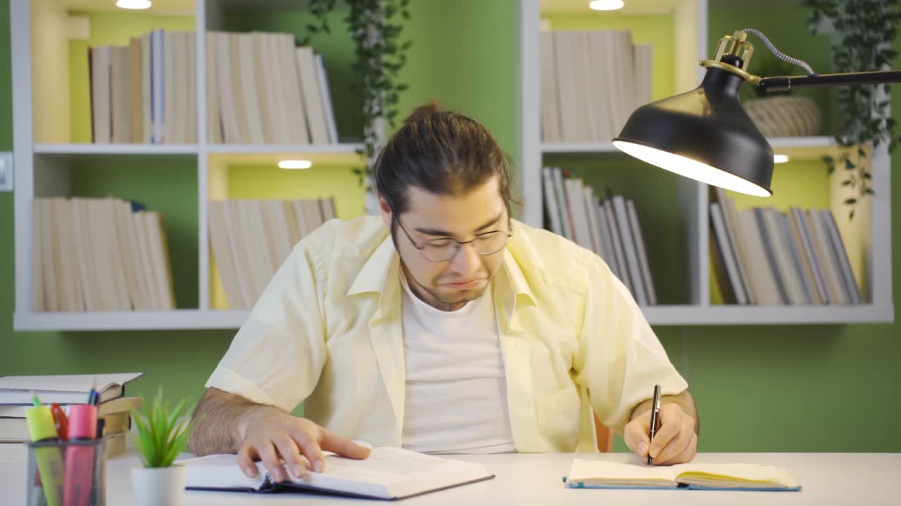 el joven estudiante universitario exitoso se vuelve feliz.