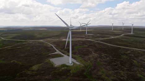 parque eólico remoto situado en los páramos de west yorkshire tomados con un dron