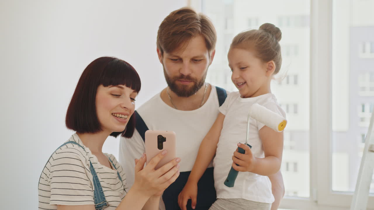 Famiglia al lavoro su un progetto di ristrutturazione della casa