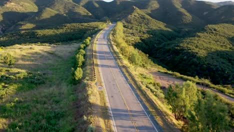 imágenes de drones tomadas cerca de lake hughes road en castaic, california