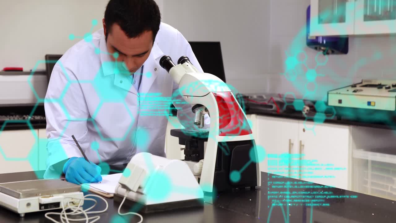 animación de datos científicos sobre un trabajador de laboratorio masculino biracial utilizando el microscopio