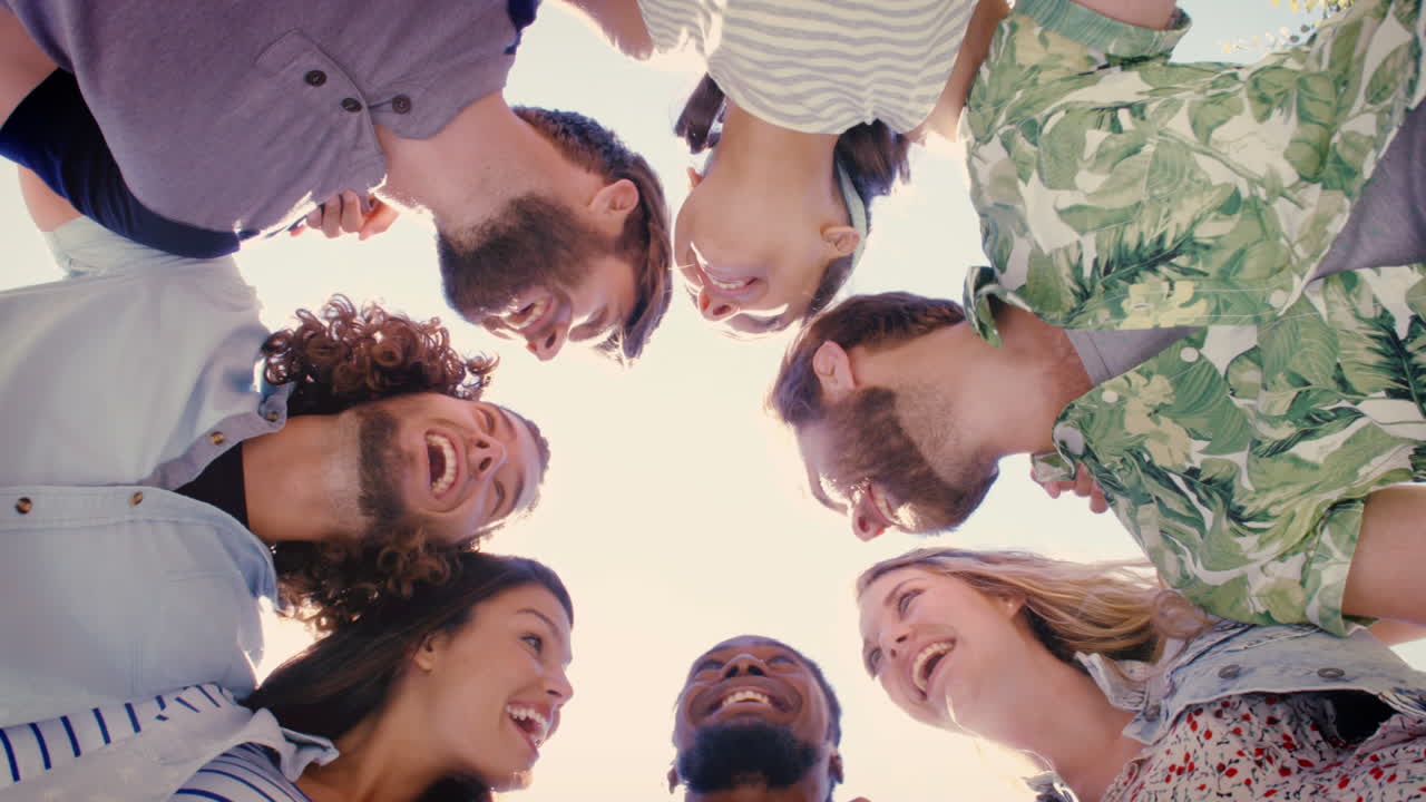 높은 품질의 형식으로 행복한 젊은 친구들이 함께 포즈를 취하고 있습니다.