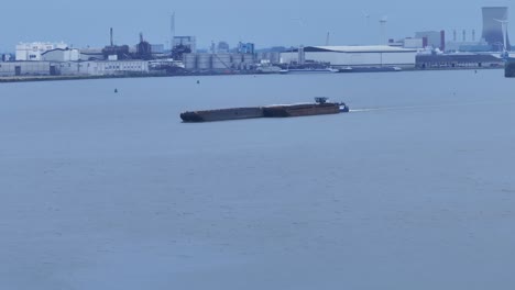 puerto de moerdijk: navegación de buques de carga, vista desde un avión no tripulado