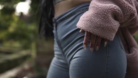 Mujer-Muy-Atractiva-Mostrando-Sus-Uñas-Personalizadas-En-El-Parque