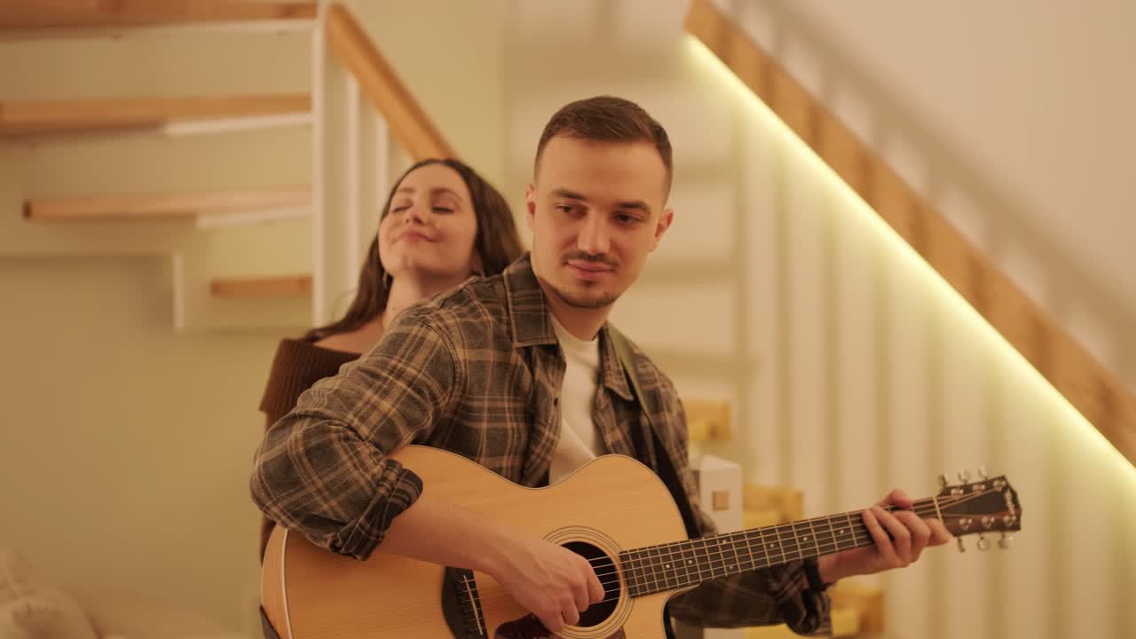 una pareja enamorada está pasando tiempo en casa.