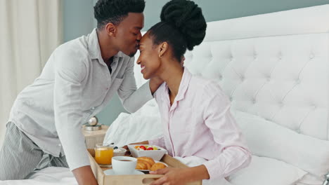 Man-gives-woman,-breakfast-in-bed