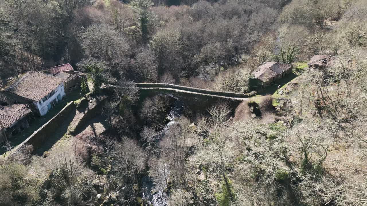 órbita aérea panorámica sobre el puente de navea en ourense, galicia, españa