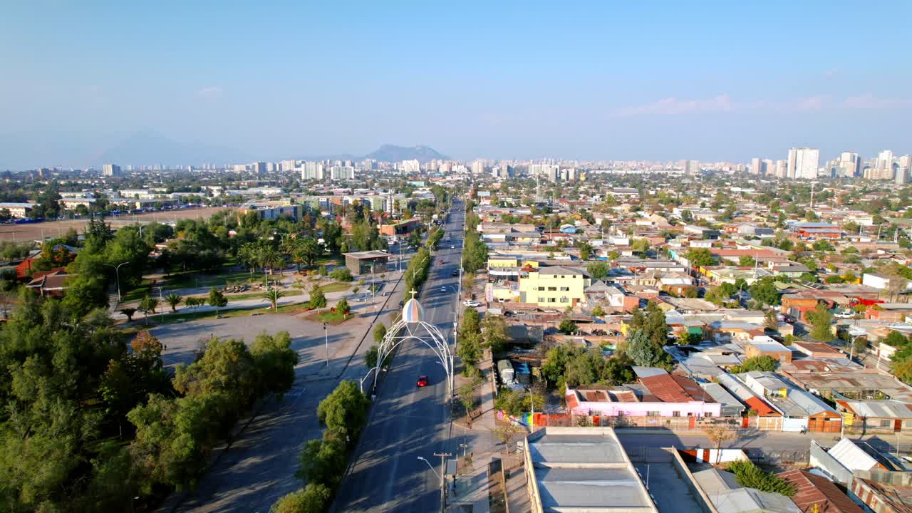 로 프라도와 산 파블로 역, 산티아고 디 칠레 시의 동네, 공중 촬영, 시내 및 안데스 코르레라 산맥 배경