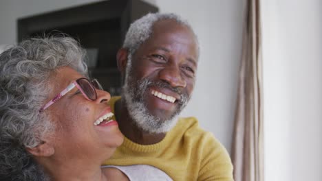 Una-Pareja-Afroamericana-De-Alto-Rango-Enamorada-En-Casa.-Distanciamiento-Social-En-Cuarentena