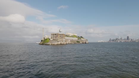 Slomo-Des-Gefängnisses-Der-Insel-Alcatraz-Mit-San-Francisco-Im-Hintergrund