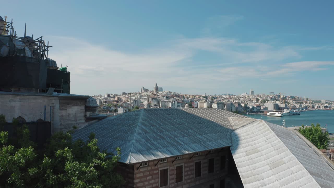 vista aérea del puente de galata y la península histórica. imágenes en 4k en turquía