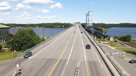 Imágenes-De-Drones-Que-Muestran-El-Tráfico-En-El-Cruce-Del-Puente-De-La-Autopista-Rte-1-En-La-Ciudad-De-Bath-En-Maine.