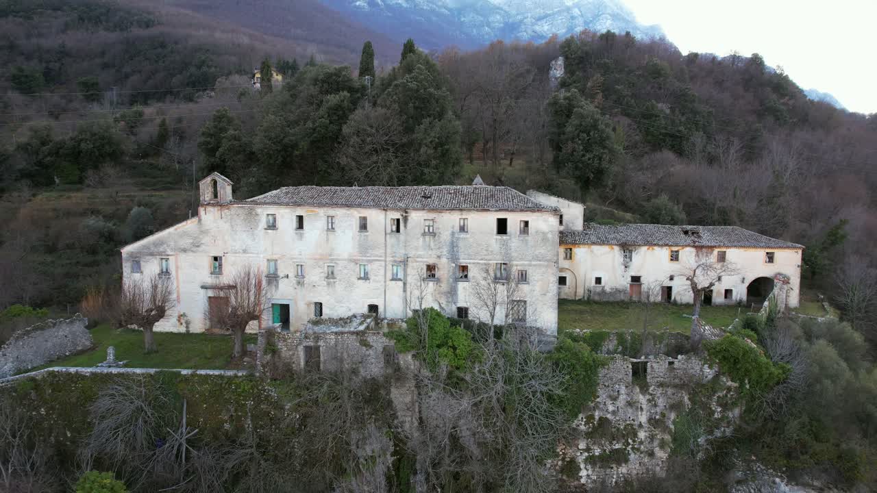 video aéreo de un convento embrujado y abandonado en sicignano, italia