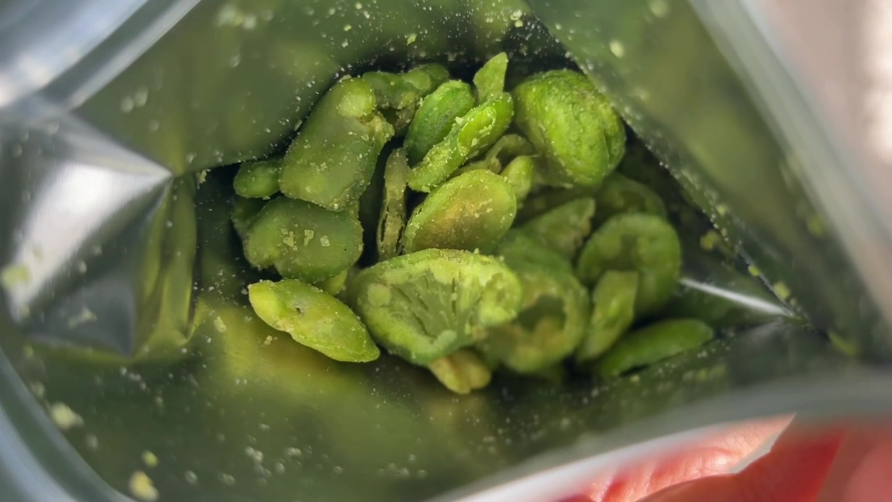 Snack di edamame piselli verdi giapponesi all'interno di un sacchetto