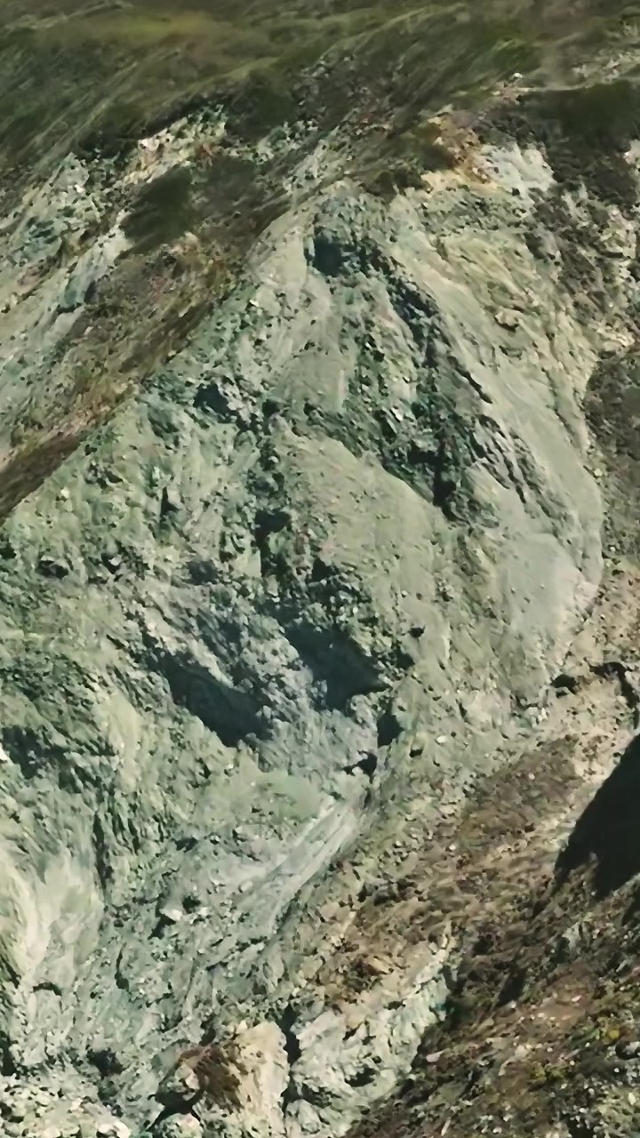 Vista panoramica dall'alto della costa della California che mostra scogliere e l'oceano
