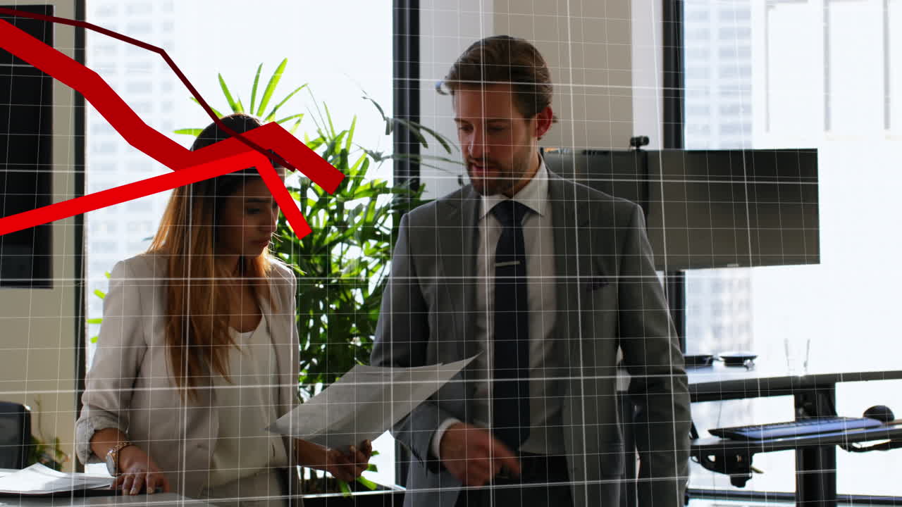 анимация обработки финансовых данных над различными деловыми людьми в офисе