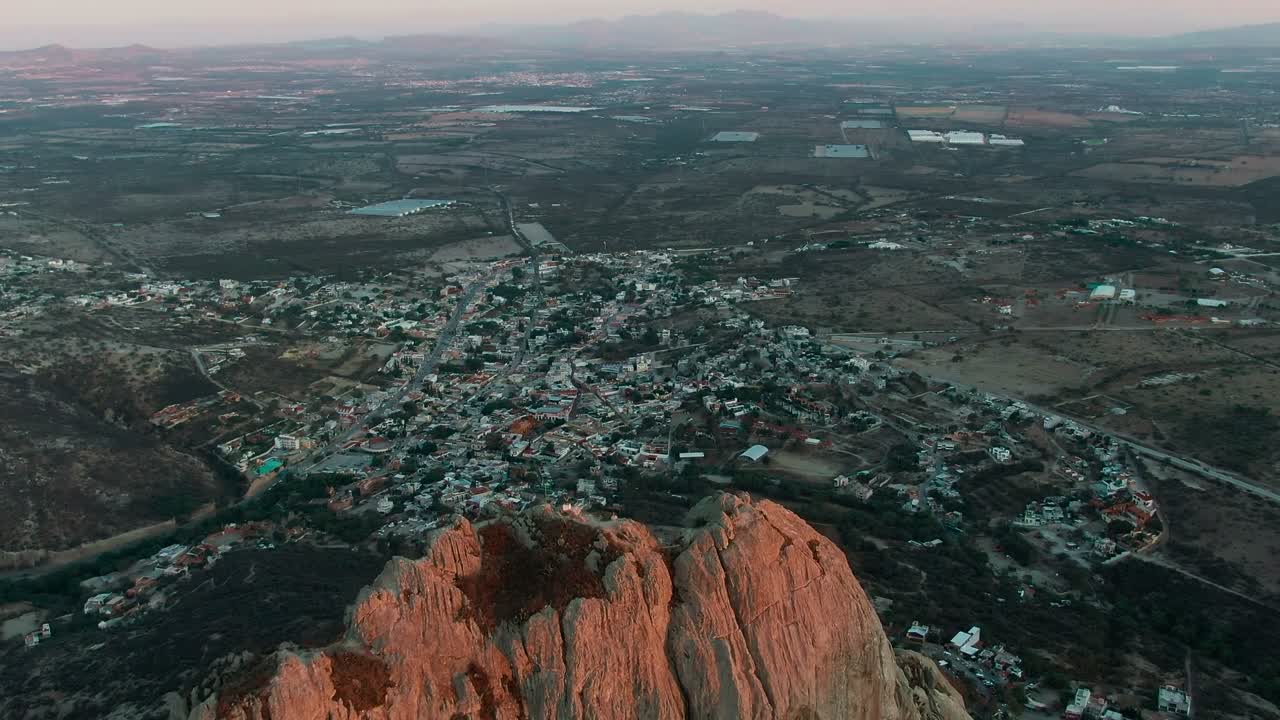 Cận cảnh quay từ trên cao Peña de Bernal, khối đá nguyên khối lớn nhất ở Mexico gần Santiago de Queretaro.