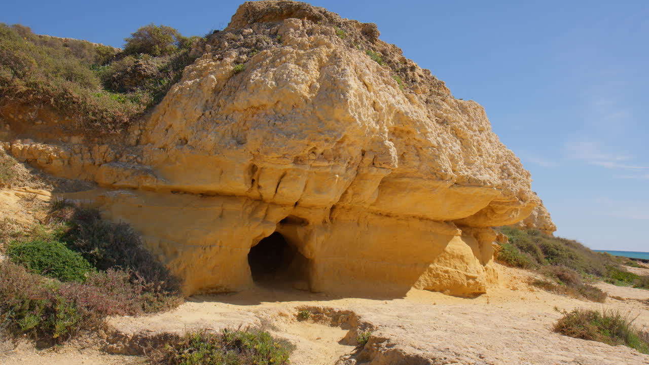 hueco en las formaciones rocosas de la playa de praia do evaristo en el algarve, portugal