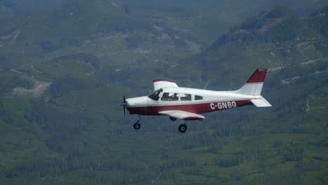 increíbles imágenes aire-aire de un avión monomotor volando en formación